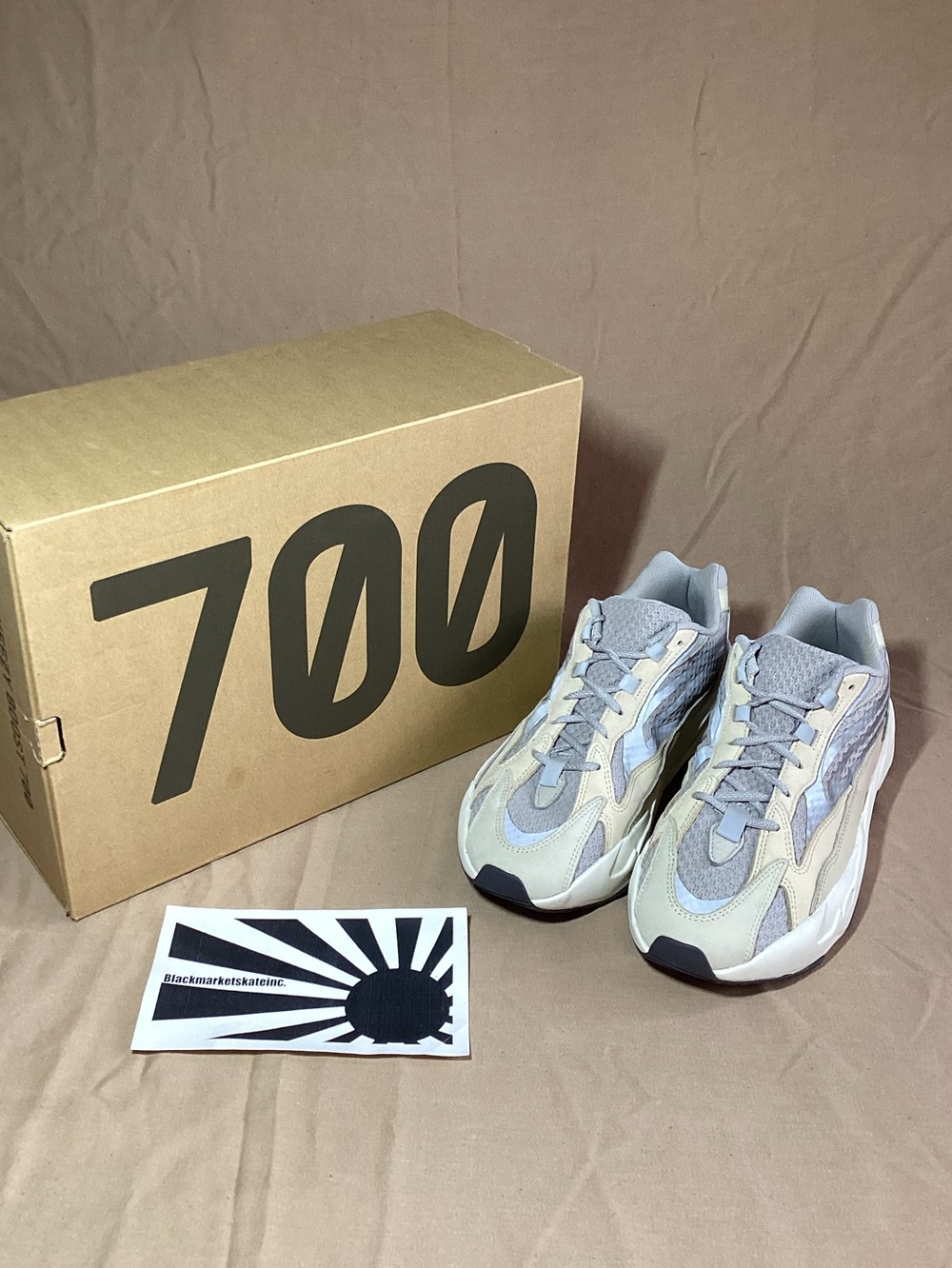 Adidas Yeezy Boost 700 V2 Cream GY7924 Men's Size 10.5 - Picture 5 of 9